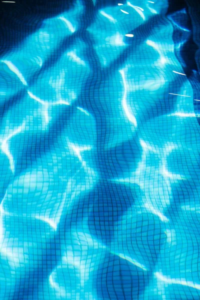 游泳池 马赛克底部 随波逐流 运动和放松的概念 夏天的背景水面的结构 顶部视图 — 图库照片