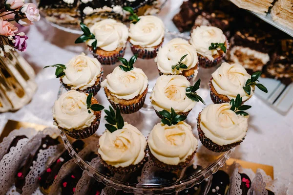 Läcker Söt Muffins Muffins Eller Kaka Tallriken Festligt Sött Bord — Stockfoto