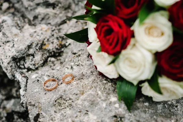 Nişan Düğün Yüzükleri Gelin Damat Arka Plandaki Gelin Buketinde Çiçeklerden — Stok fotoğraf