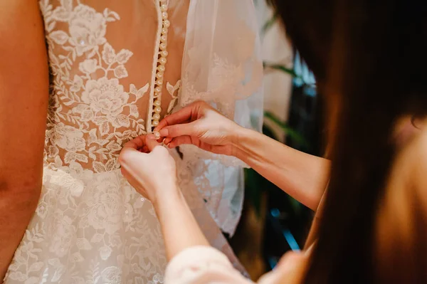 Dama Honra Ajudando Noiva Fixar Botões Espartilho Recebendo Seu Vestido — Fotografia de Stock