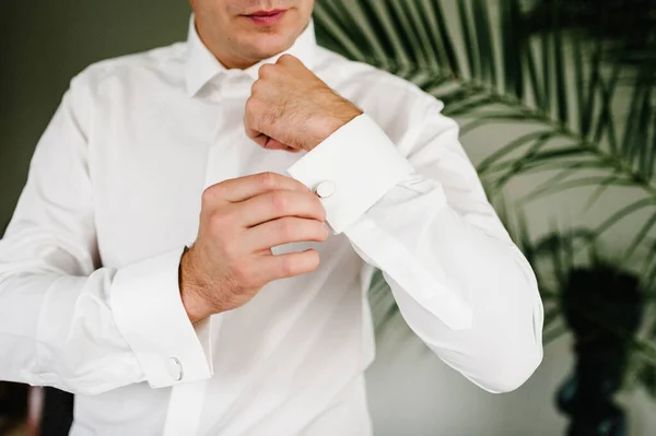 Snygg Man Som Knäpper Manschettknappar Vit Skjorta Brudgummens Eleganta Manliga — Stockfoto