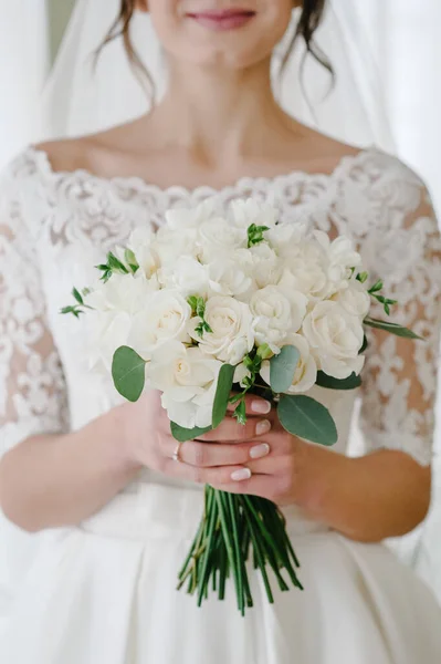 Giovane Bella Ragazza Abito Elegante Piedi Tenendo Mano Bouquet Fiori — Foto Stock