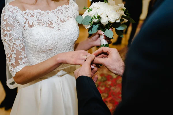 Hand Van Bruidegom Draagt Een Verlovingsring Vinger Van Bruid Huwelijksdag — Stockfoto