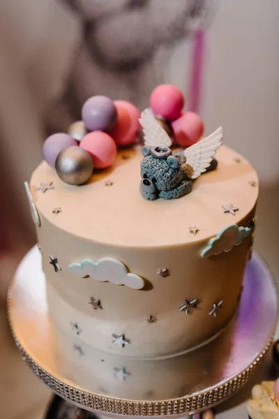 Gateau D Anniversaire Avec Ange Espace De Copie Concept De Celebration Gateau Branche Des Bonbons Table Avec Bonbons Bonbons Dessert Macarons Decore Stock Photo