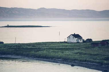 Yaz akşam çiftlik kırsalında kutup Varanger Yarımadası, Finnmark, Norveç.