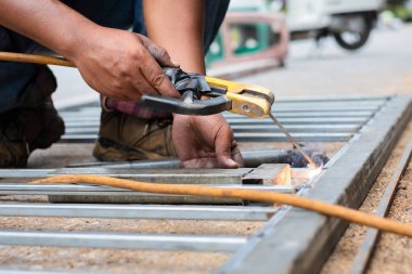 Bir kaynakçı kaynak çelik Saray'nın çit için