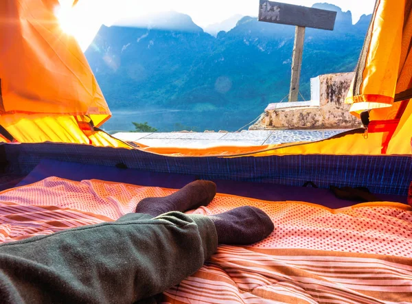 Pernas Mostrando Enquanto Dorme Uma Barraca Frente Bela Vista Doi — Fotografia de Stock