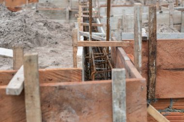 Plakalar uaed yere kiriş konut yapı için oluşturmak için kurmak üzeresiniz