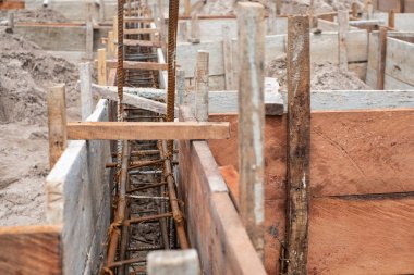 Plakalar uaed yere kiriş konut yapı için oluşturmak için kurmak üzeresiniz