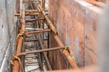 Plakalar uaed yere kiriş konut yapı için oluşturmak için kurmak üzeresiniz