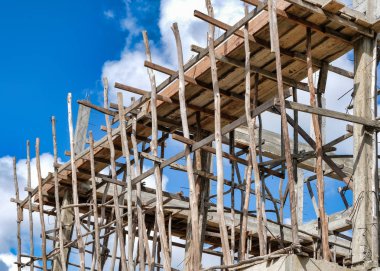Ev İnşaat ahşap iskele ile altında