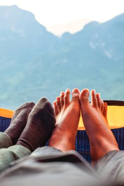 Doi Luang Chiang Doi, Chiang Mai, Tayland güzel manzarasına önünde bir çadırda uyku sırasında gösterilen bacaklar