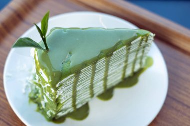 masaya servis yeşil çay peynirli kek parçasının yakın çekim