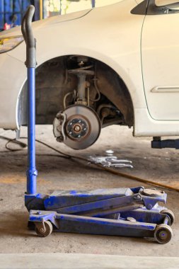 Araba, otomobil lastiği değiştirmek kaldırmak için kriko