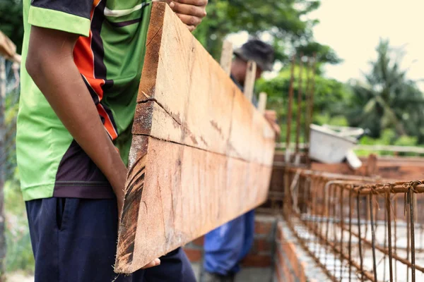 Trabajadores Recogiendo Tablón Para Configurar Para Viga Casa Construcción Casa —  Fotos de Stock