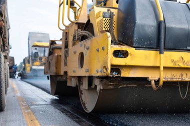 Yol yapımı sırasında sıkıştırıcı silindiri. Asfaltlama işinde. Tayland