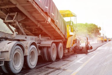 Taylan 'da yol inşaatı durduruluyor. Yol makineleri ve ekipmanlar. Güneş ışığıyla