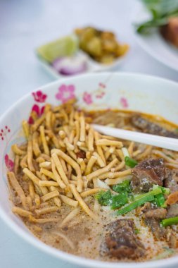 Kuzey Tayland usulü Körili Erişte Çorbası ve Tavuk ve Tayland yemeği.