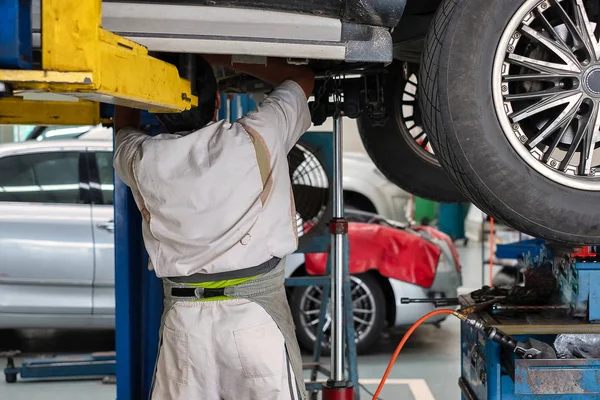 Auto Mechanic Standing Car Lifting Platform Car Repair — Stock Photo, Image