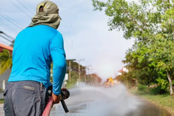 Trabajador Rociando Agua Para Limpiar Carretera Con Sistema Agua Presión —  Fotos de Stock