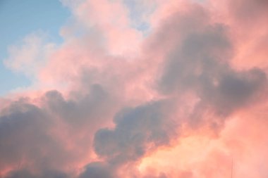 gri gökyüzü ve alev yansıma duman