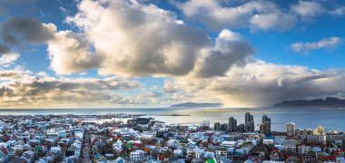 Reykjavik - 01 Mayıs 2018: Panoramik Reykjavik İzlanda tanımlıkHallgrimskirkja kiliseden
