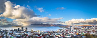 Reykjavik - 01 Mayıs 2018: Panoramik Reykjavik İzlanda tanımlıkHallgrimskirkja kiliseden
