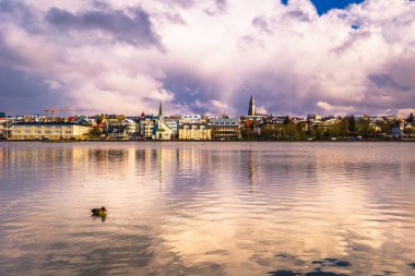 Reykjavik - 02 Mayıs 2018: Tjornin Lake, İzlanda'nın Reykjavik, Panorama