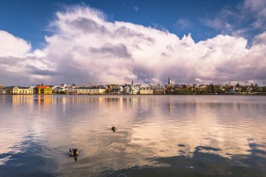 Reykjavik - 02 Mayıs 2018: Tjornin Lake, İzlanda'nın Reykjavik, Panorama