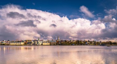 Reykjavik - 02 Mayıs 2018: Tjornin Lake, İzlanda'nın Reykjavik, Panorama