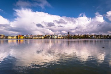 Reykjavik - 02 Mayıs 2018: Tjornin Lake, İzlanda'nın Reykjavik, Panorama