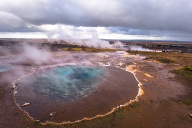 Geysir - 03 Mayıs 2018: Sıcak termal su havuzu Geysir parkta, İzlanda