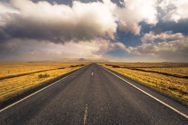 İzlanda vahşi - 04 Mayıs 2018: İzlanda'daki vahşi doğada yol