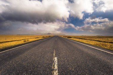 İzlanda vahşi - 04 Mayıs 2018: İzlanda'daki vahşi doğada yol