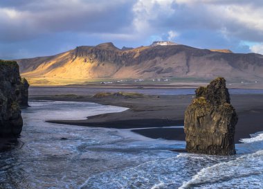 Dyrholaey - 04 Mayıs 2018: Cape Dyrholaey, İzlanda'daki kıyı görünümünü