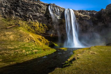 Seljalandsfoss - 04 Mayıs 2018: Seljalandsfoss şelale, İzlanda