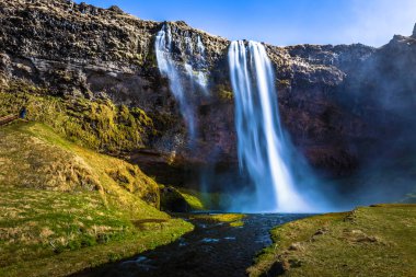 Seljalandsfoss - 04 Mayıs 2018: Seljalandsfoss şelale, İzlanda