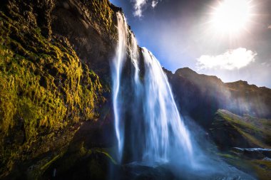 Seljalandsfoss - 04 Mayıs 2018: Seljalandsfoss şelale, İzlanda
