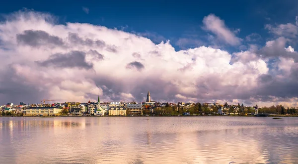 Reykjavik - 02 Mayıs 2018: Tjornin Lake, İzlanda'nın Reykjavik, Panorama