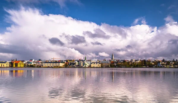 Reykjavik - 02 Mayıs 2018: Tjornin Lake, İzlanda'nın Reykjavik, Panorama