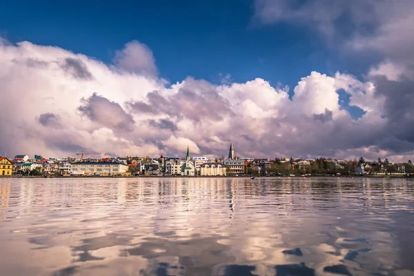 Reykjavik - 02 Mayıs 2018: Tjornin Lake, İzlanda'nın Reykjavik, Panorama