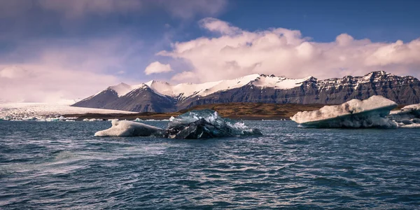 Jokulsarlon 2018年5月05日 Vatnajokull 国家公园从 Jokulsarlon 的冰山泻湖看见 — 图库照片