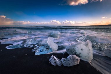 Jokulsarlon - 05 Mayıs 2018: Buz blokları Diamond Beach yakınındaki Jokulsarlon, İzlanda