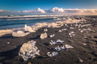 Jokulsarlon - 05 Mayıs 2018: Buz blokları Diamond Beach yakınındaki Jokulsarlon, İzlanda