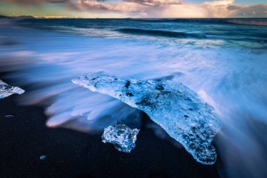 Jokulsarlon - 05 Mayıs 2018: Buz blokları Diamond Beach yakınındaki Jokulsarlon, İzlanda