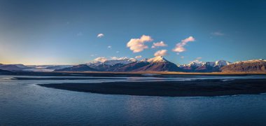 İzlanda vahşi - 05 Mayıs 2018: İzlanda'daki vahşi doğada dağlar