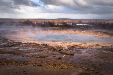 Geysir - 03 Mayıs 2018: Sıcak termal su havuzu Geysir parkta, İzlanda