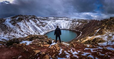 Kerid krater-Mayıs 04, 2018: gezgin, İzlanda'daki Golden Circle Kerid kraterinde