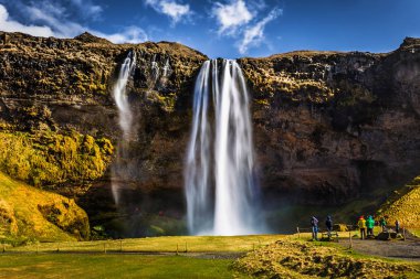 Seljalandsfoss - 04 Mayıs 2018: Seljalandsfoss şelale, İzlanda