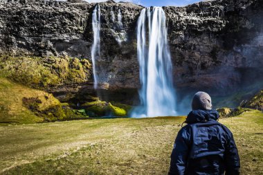 Seljalandsfoss - 04 Mayıs 2018: Gezgin Seljalandsfoss şelale, İzlanda
